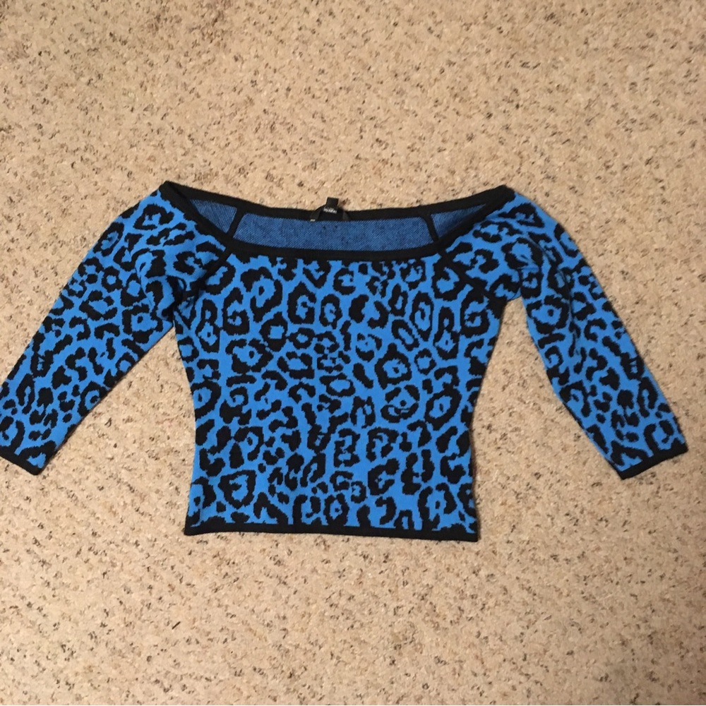 Guess cropped off shoulder blue leopard print animal sexy sweater 3/4 sleeves
